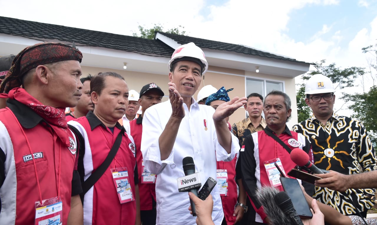 Presiden Jokowi Resmikan Program Penyediaan Rumah bagi Komunitas di Garut