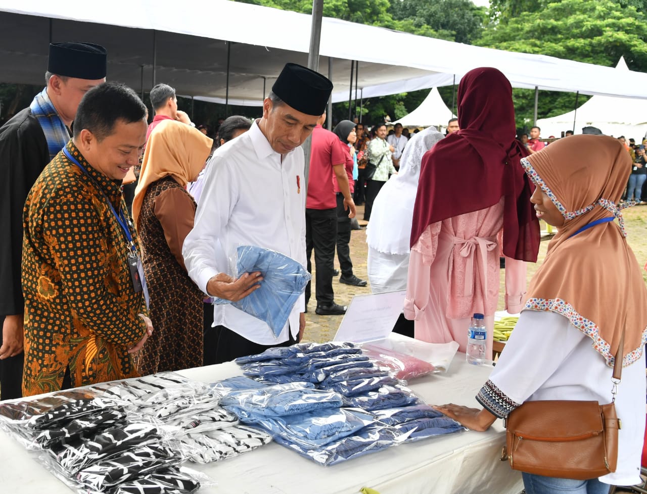 Presiden Tinjau Langsung Program Sambungan Listrik Gratis di Bekasi
