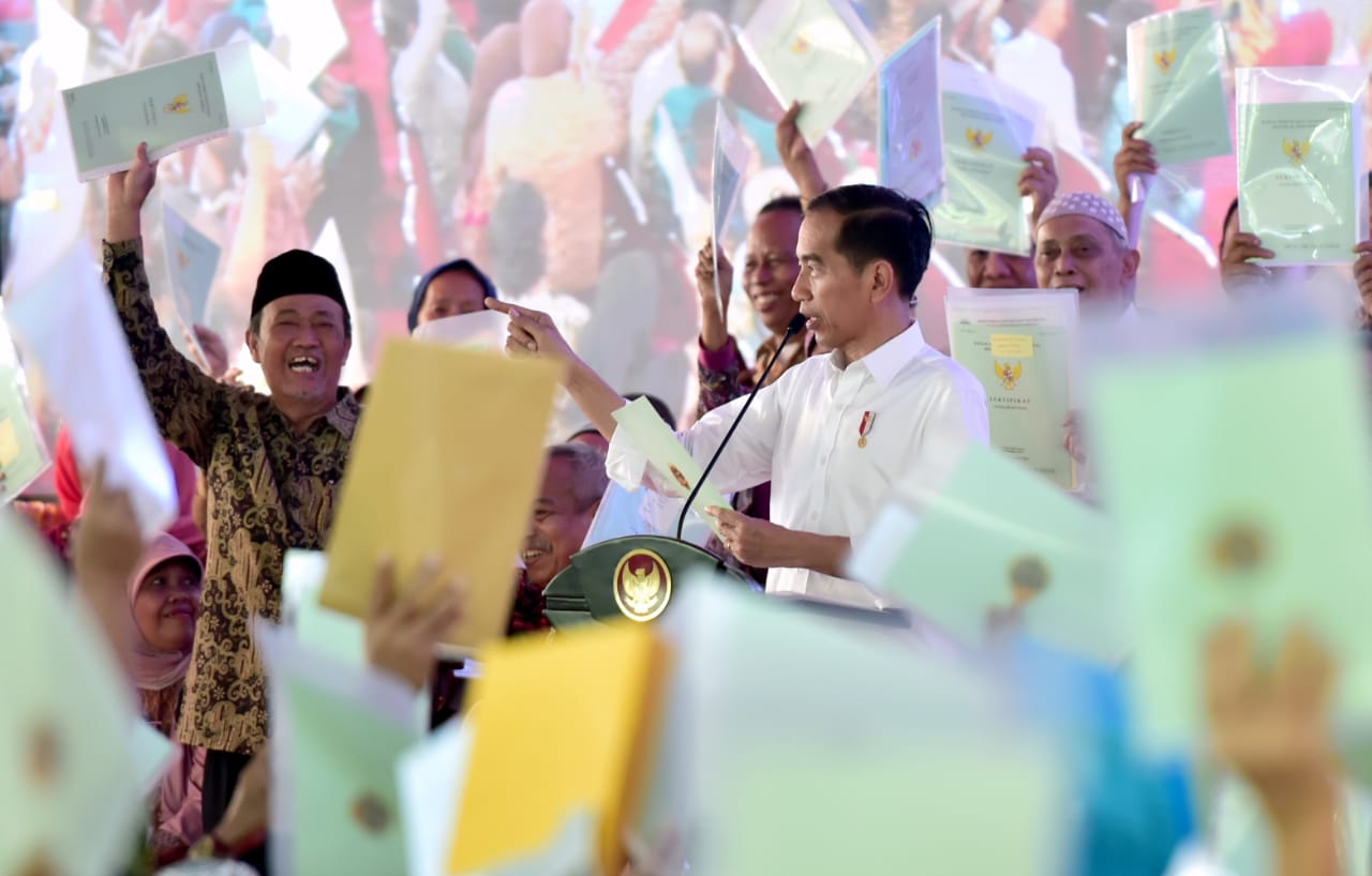 Presiden Jokowi Serahkan 3.000 Sertifikat untuk Warga di Jakarta Pusat