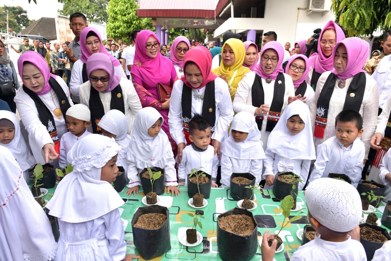 Tumbuh Kembang Baik’ Harapan Ibu Negara saat Mengunjungi PAUD Permata Hati