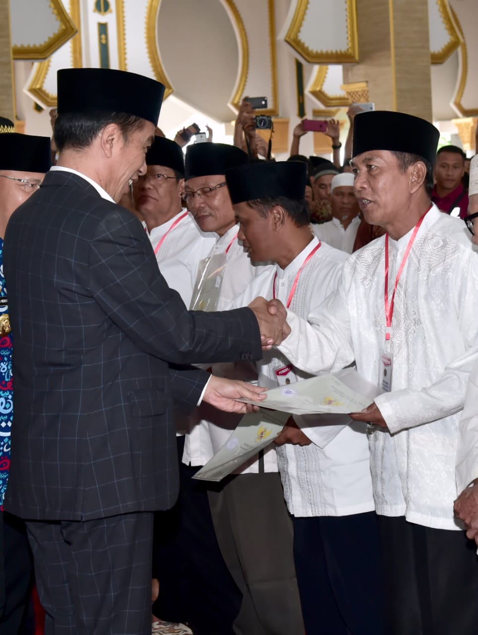 Presiden Jokowi Serahkan 25 Sertifikat Tanah Wakaf di Bengkulu