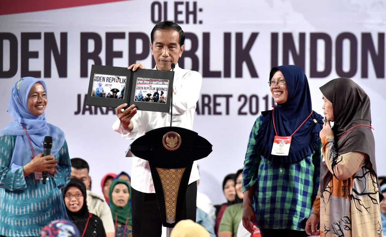Presiden Jokowi Bagikan 3.300 KIP di Jakarta Selatan