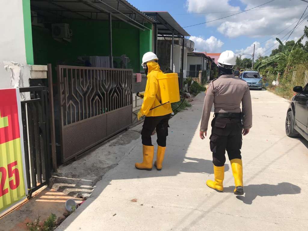 POLDA KEPRI LAKUKAN PENYEMPROTAN DISINFEKTAN DI PERUMAHAN MODENA KOTA BATAM