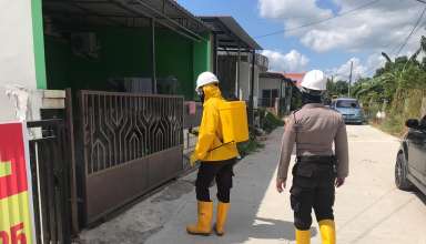POLDA KEPRI LAKUKAN PENYEMPROTAN DISINFEKTAN DI PERUMAHAN MODENA KOTA BATAM