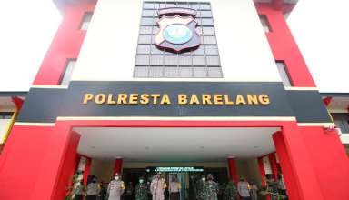 BAKTI SOSIAL TNI – POLRI BERI BANTUAN SEMBAKO KEPADA MASYARAKAT