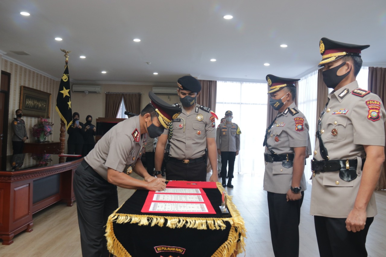 Irjen Pol Dr. Aris Budiman, M.Si Memimpin Serah Terima Jabatan Dir Intelkam dan Dir Polairud Polda Kepri