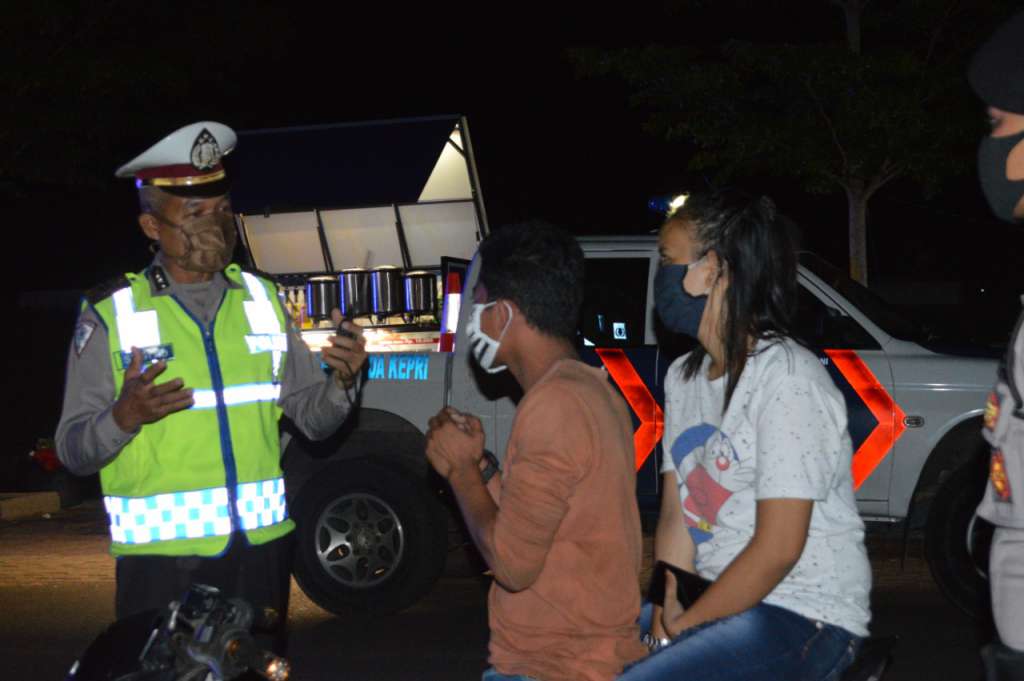 LAKSANAKAN PATROLI DIALOGIS DIWILAYAH BATU AJI DAN SEKITARNYA, TIM SATGAS PENCEGAHAN OPS AMAN NUSA II PENANGGULANGAN COVID 19 SELIGI 2020 KEMBALI MEMBERIKAN HIMBAUAN