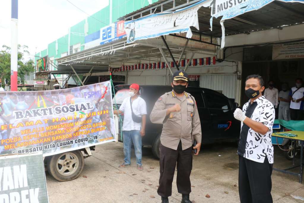 POLDA KEPRI DAN ALIANSI SERIKAT BURUH KOTA BATAM MENGADAKAN BAKTI SOSIAL