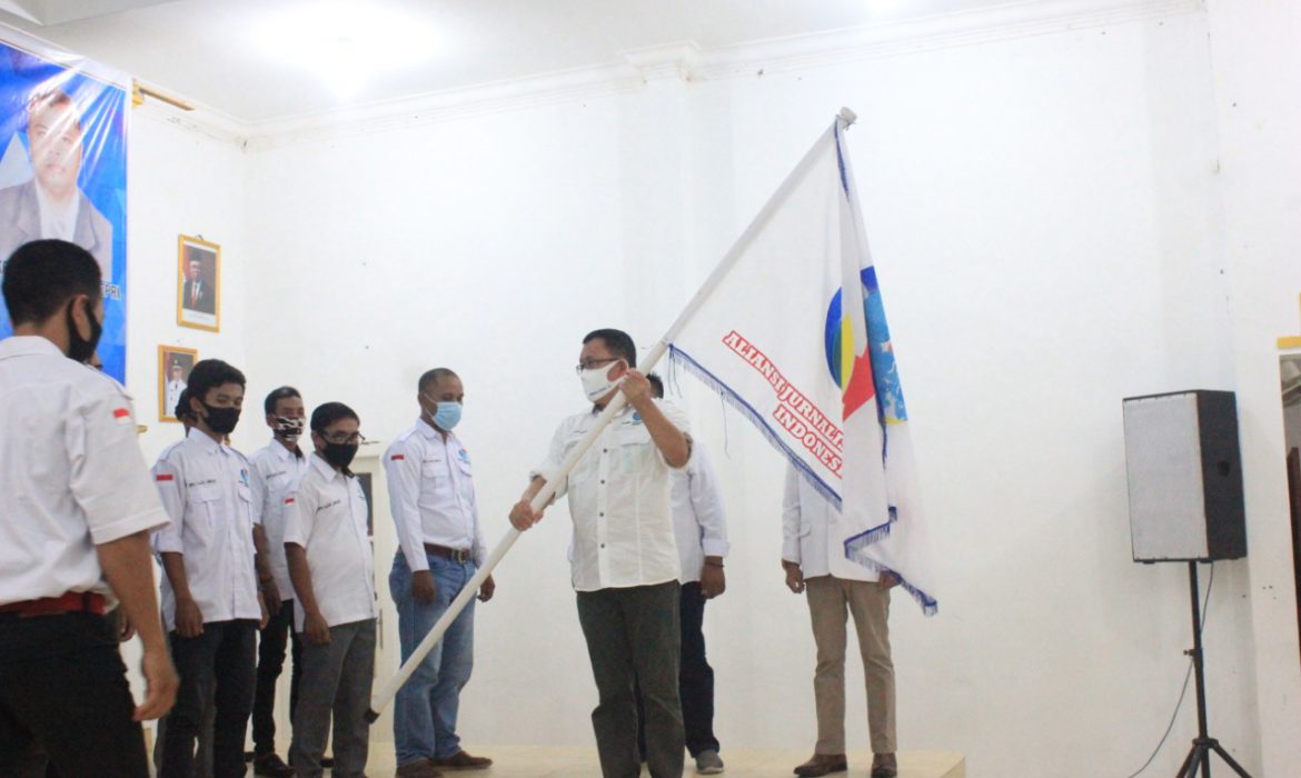 Penyerahan Bendera Petaka oleh Ketua DPD AJOI Kepri kepada Ketua DPC AJOI Lingga di Gedung Nasional