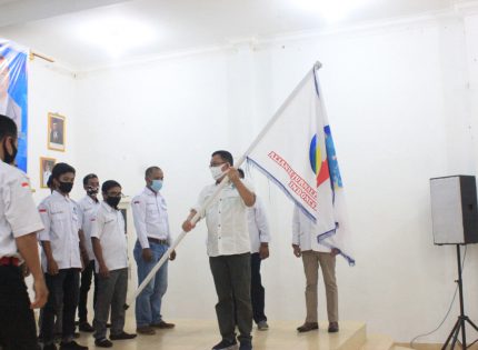 Penyerahan Bendera Petaka oleh Ketua DPD AJOI Kepri kepada Ketua DPC AJOI Lingga di Gedung Nasional