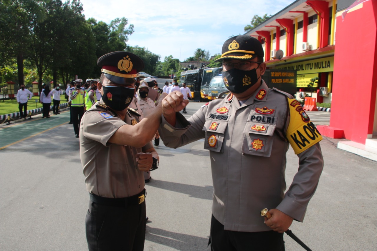 Kapolresta Barelang AKBP Yos Guntur YFS, SH,S.IK, MH photo bersama di Mapolresta Barelang, Rabu (30/9/2020). (Photo:hms)