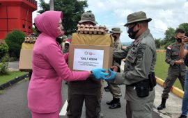 HKGB ke-68, Satbrimob Polda Kepri Serahkan Tali Asih ke Keluarga Personil BKO Papua