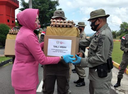HKGB ke-68, Satbrimob Polda Kepri Serahkan Tali Asih ke Keluarga Personil BKO Papua