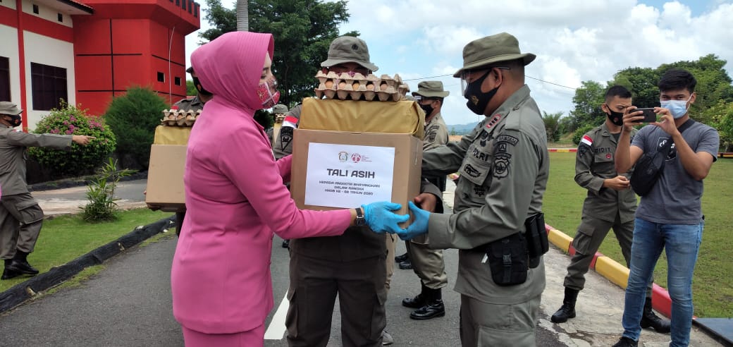 HKGB ke-68, Satbrimob Polda Kepri Serahkan Tali Asih ke Keluarga Personil BKO Papua