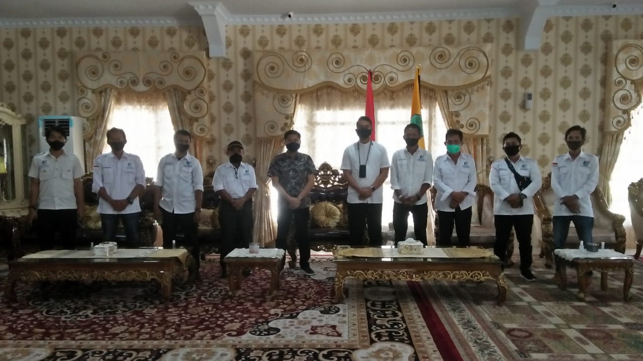 Bupati Andi Seto Gadhista Asapa menerima kunjungan silaturahim Aliansi Jurnalistik Online Indonesia (AJOI) Kabupaten Sinjai di Rumah Jabatannya, Jumat (2/10/2020). (Foto: dok)