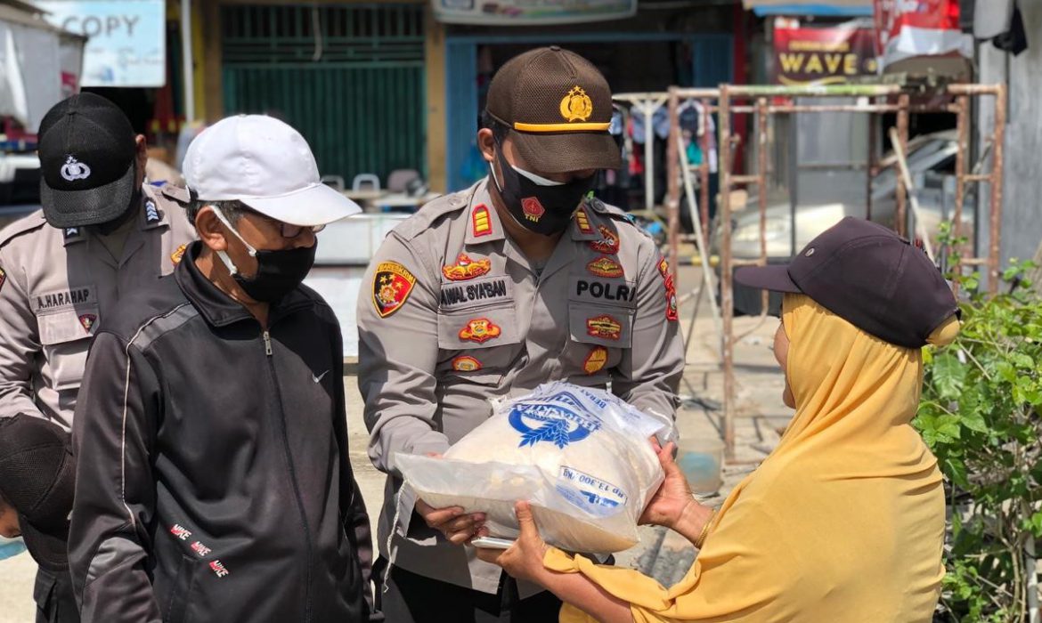 Jumat Barokah, Kapolsek Sei Beduk Baksos Beri Bantuan Warga Tertimpa Musibah