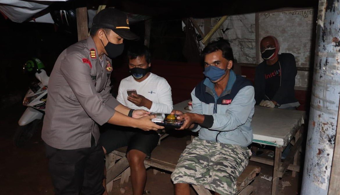 Polsek Sagulung Bagikan 100 Paket Nasi Kotak Gratis untuk Masyarakat pada Situasi Covid-19