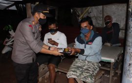 Polsek Sagulung Bagikan 100 Paket Nasi Kotak Gratis untuk Masyarakat pada Situasi Covid-19