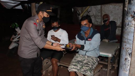 Polsek Sagulung Bagikan 100 Paket Nasi Kotak Gratis untuk Masyarakat pada Situasi Covid-19