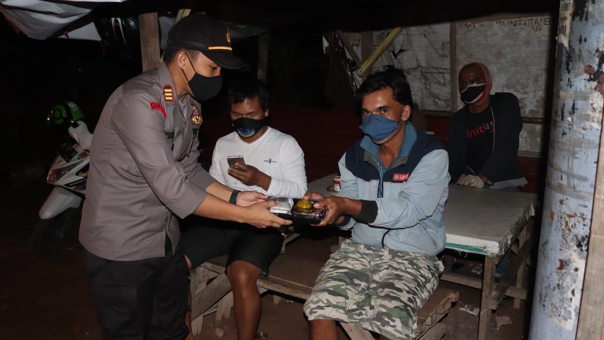 Kapolsek Sagulung AKP Yusriadi Yusuf, S.IK, MH membagikan nasi kotak gratis ke masyarakat. (Photo: hms)