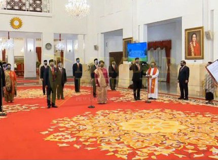 Presiden Jokowi Lantik 12 Dubes RI Luar Biasa di Istana Negara