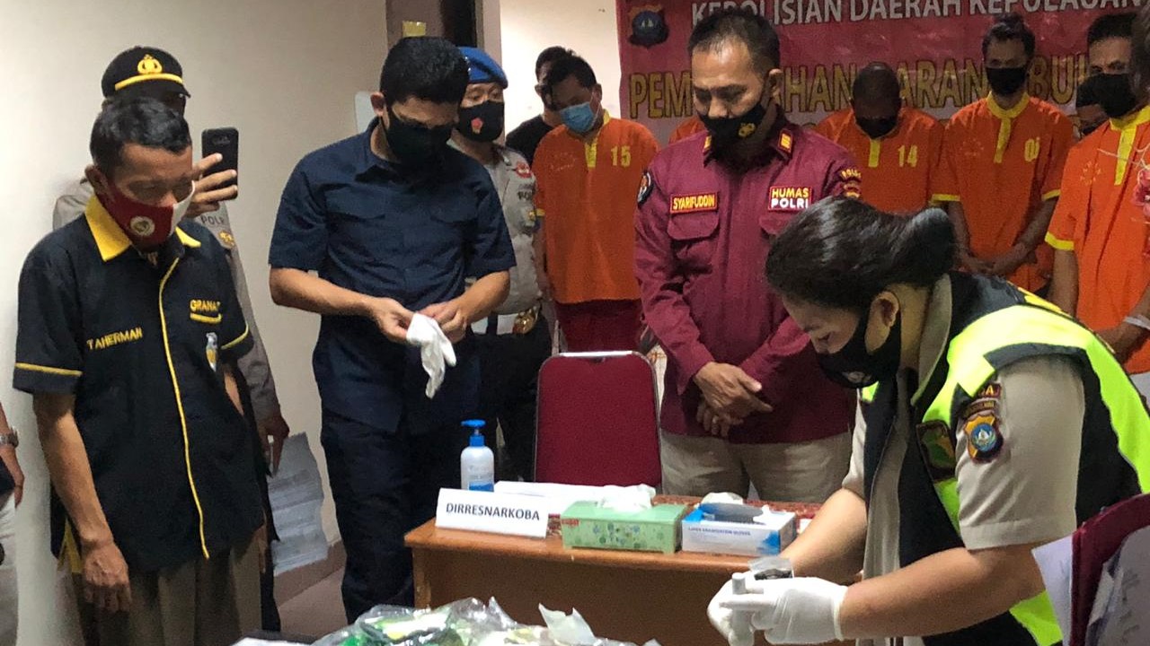 Petugas hadirkan para tersangka pada pemusnahan barang bukti narkotika di Mapolda Kepri. (Photo: hms)