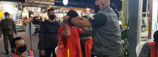 Pjs Wali Kota Batam Syamsul Bahrum saat menggelar razia di salah satu sudut kota di Batam, Sabtu (3/10/2020) malam. (Photo: mcb)