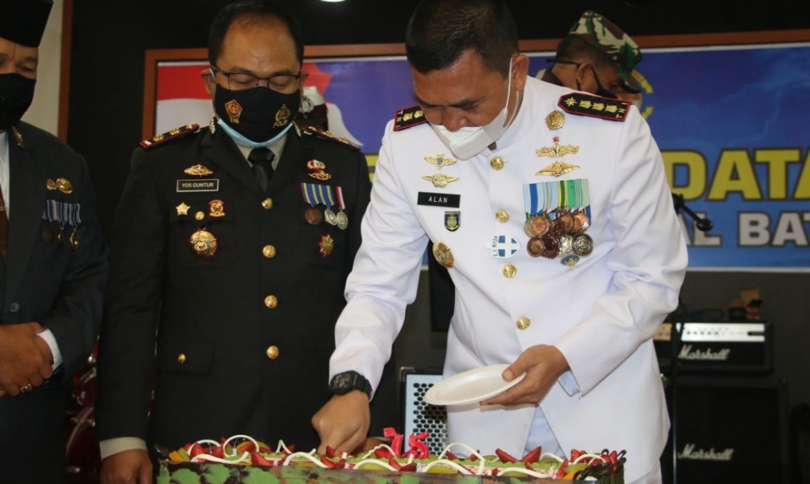 Hadiri HUT TNI ke 75 secara Virtual, Kapolresta Barelang Serahkan Kue Ultah di Lanal Batam