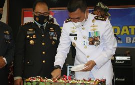 Hadiri HUT TNI ke 75 secara Virtual, Kapolresta Barelang Serahkan Kue Ultah di Lanal Batam