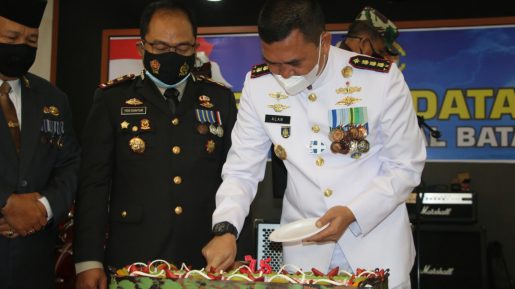 Hadiri HUT TNI ke 75 secara Virtual, Kapolresta Barelang Serahkan Kue Ultah di Lanal Batam