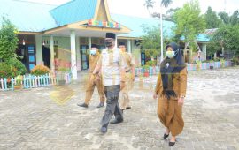 Pjs. Bupati Lingga Juramadi Esram Kunjungi Beberapa Sekolah di Lingga