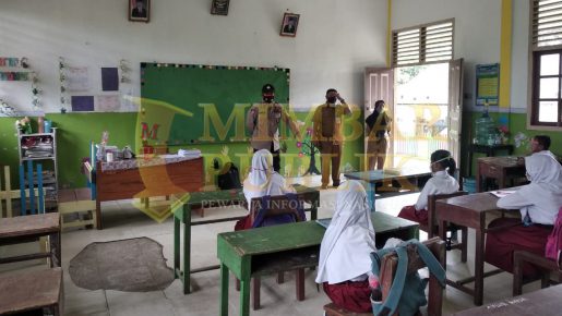 Sekolah Dikunjungi Kapolsubsektor Penuba untuk Sosialisasi Protokol Kesehatan