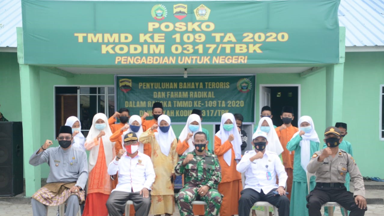 Satgas TMMD ke 109 Kodim 0317/TBK kerjasama dengan Kesbangpol Karimun gelar penyuluhan. (Photo: dok/penrem)