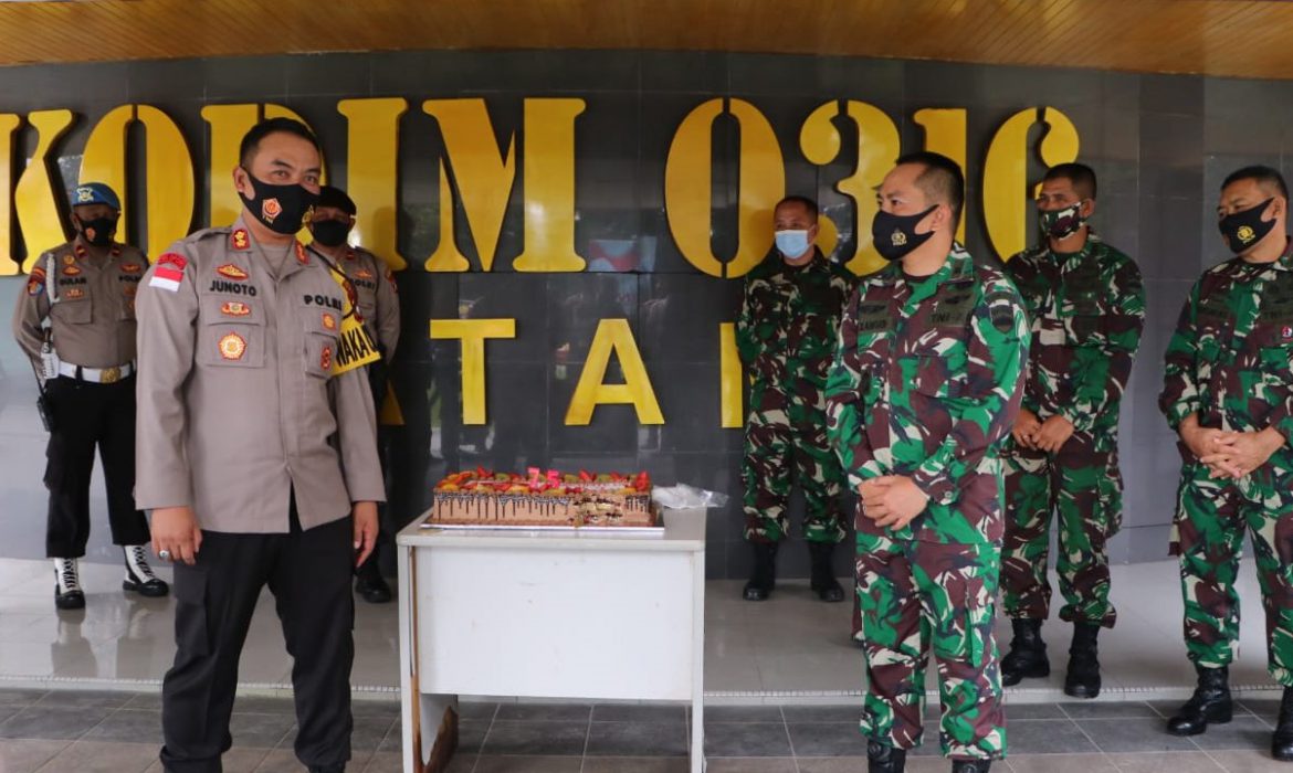 HUT TNI ke 75, Wakapolresta Barelang Beri Kejutan Kue Tart pada Dandim 0316/Batam