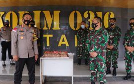 HUT TNI ke 75, Wakapolresta Barelang Beri Kejutan Kue Tart pada Dandim 0316/Batam