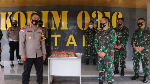 HUT TNI ke 75, Wakapolresta Barelang Beri Kejutan Kue Tart pada Dandim 0316/Batam
