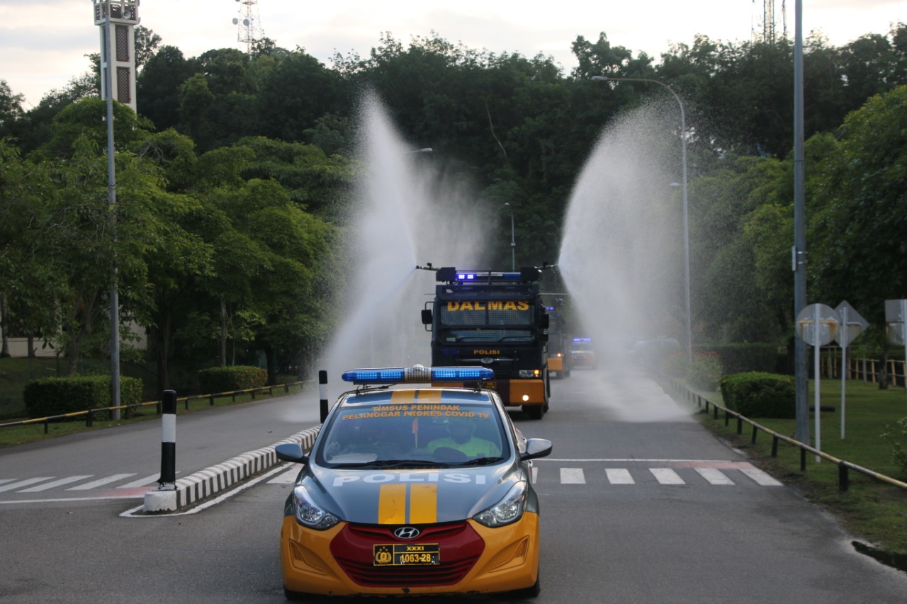 Kapolresta Barelang AKBP Yos Guntur YFS, SH, S.IK, MH sedang mencuci tangan dalam kegiatan di Kawasan Batamindo Batam. (Photo: hms)