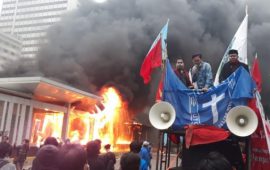 Bringas, Massa Demo Bakar Halte di Jalan Thamrin Jakarta Pusat