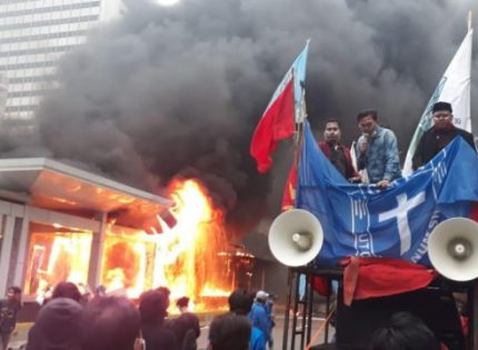 Bringas, Massa Demo Bakar Halte di Jalan Thamrin Jakarta Pusat
