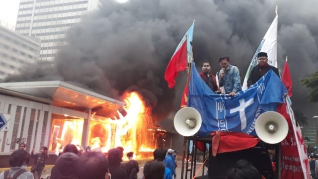Bringas, Massa Demo Bakar Halte di Jalan Thamrin Jakarta Pusat