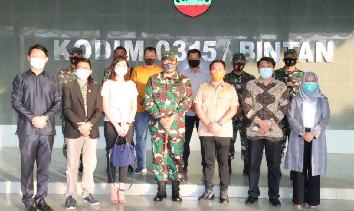 Komisi I DPRD Kota Tanjungpinang Kunjungi Kodim 0315/Bintan dan Berikan Kejutan Nasi Tumpeng dalam Rangka HUT TNI Ke 75