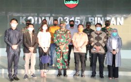 Komisi I DPRD Kota Tanjungpinang Kunjungi Kodim 0315/Bintan dan Berikan Kejutan Nasi Tumpeng dalam Rangka HUT TNI Ke 75