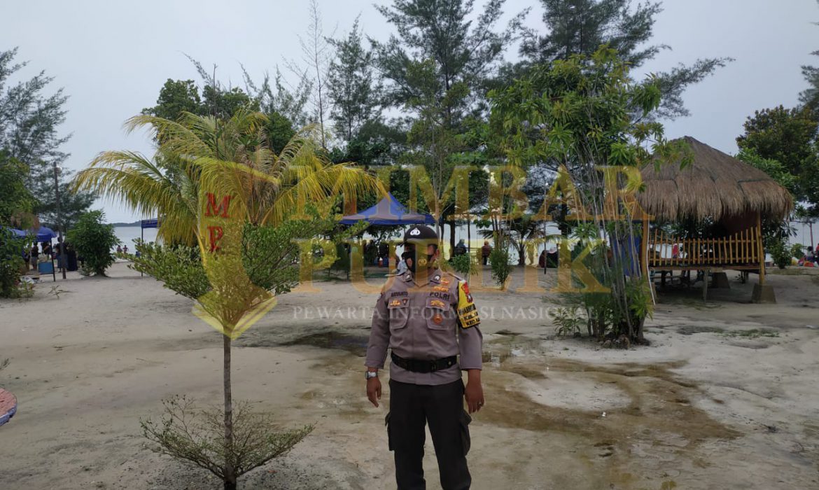 Personil Kepolisian kembali beri himbauan adaptasi kebiasaan baru di objek-objek wisata di kecamatan Galang, Kota Batam. / ft-istimewa