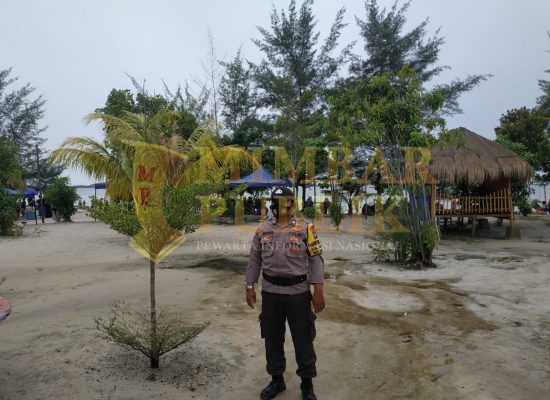 Personil Kepolisian kembali beri himbauan adaptasi kebiasaan baru di objek-objek wisata di kecamatan Galang, Kota Batam. / ft-istimewa