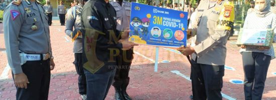 BRI Enrekang menyerahkan bantuan alat peraga masker BRI peduli demi tanggulangi Covid-19, Selasa (13/10/2020). /ft :mas
