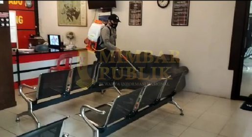 Cegah Penyebaran Covid-19, Seluruh Kantor Polisi Se-Polresta Barelang Disemprot Disinfektan
