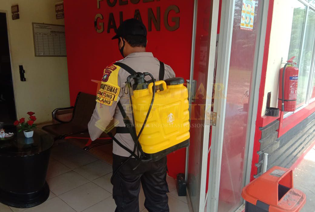 Personil Polsek Galang melakukan penyemprotan disinfektan di Mako Polsek Galang. / ft - istimewa