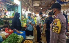 Cegah Penyebaran Covid 19 di Pusat Keramaian, Polsek Batu Aji Tertibkan Pasar Aviari