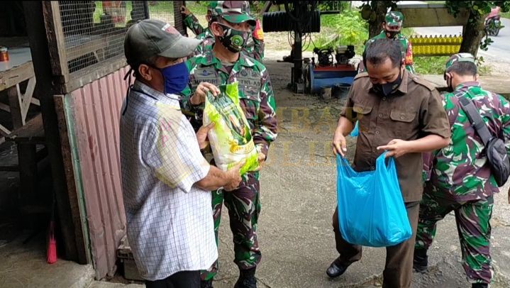 Peduli Warga Kurang Mampu, Danramil 02/BB Bagikan Sembako