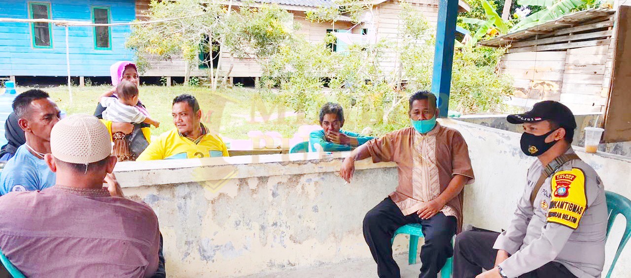 Bhabinkamtibmas Basembang Bercerita Sosialisasi Adaptasi Kebiasaan Baru bersama Warga Bunguran Selatan, Senin (26/10/2020)